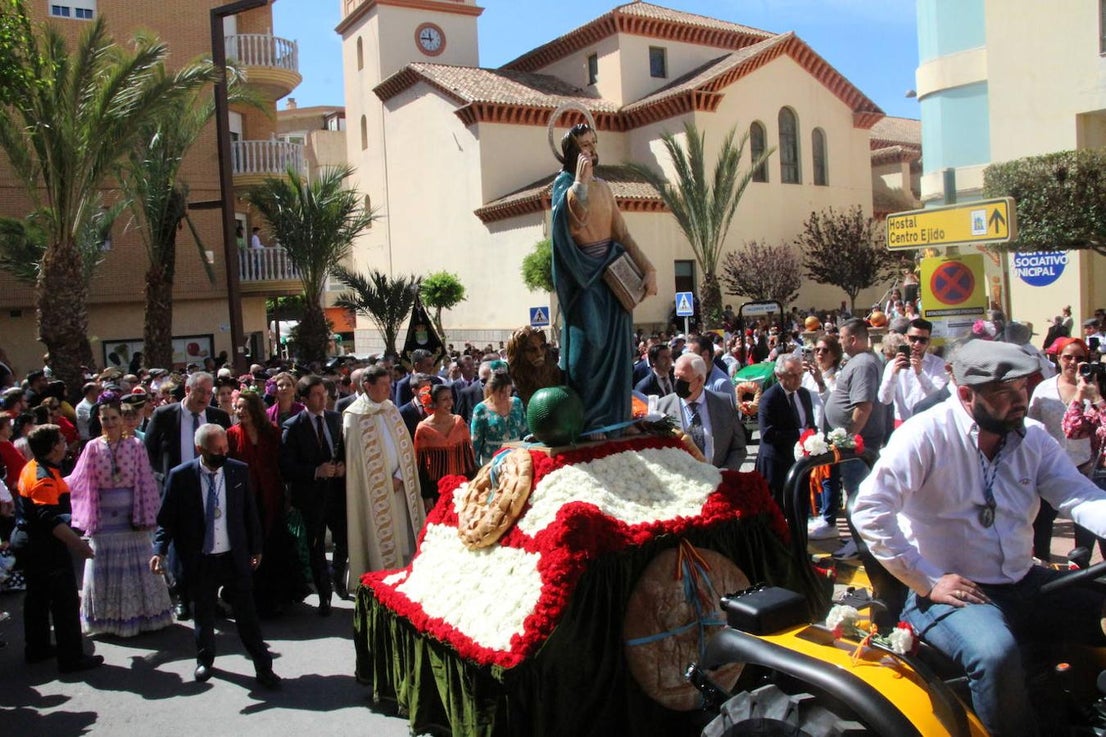 Fotos: Mile de personas acompañan a San Marcos por las calles de El Ejido