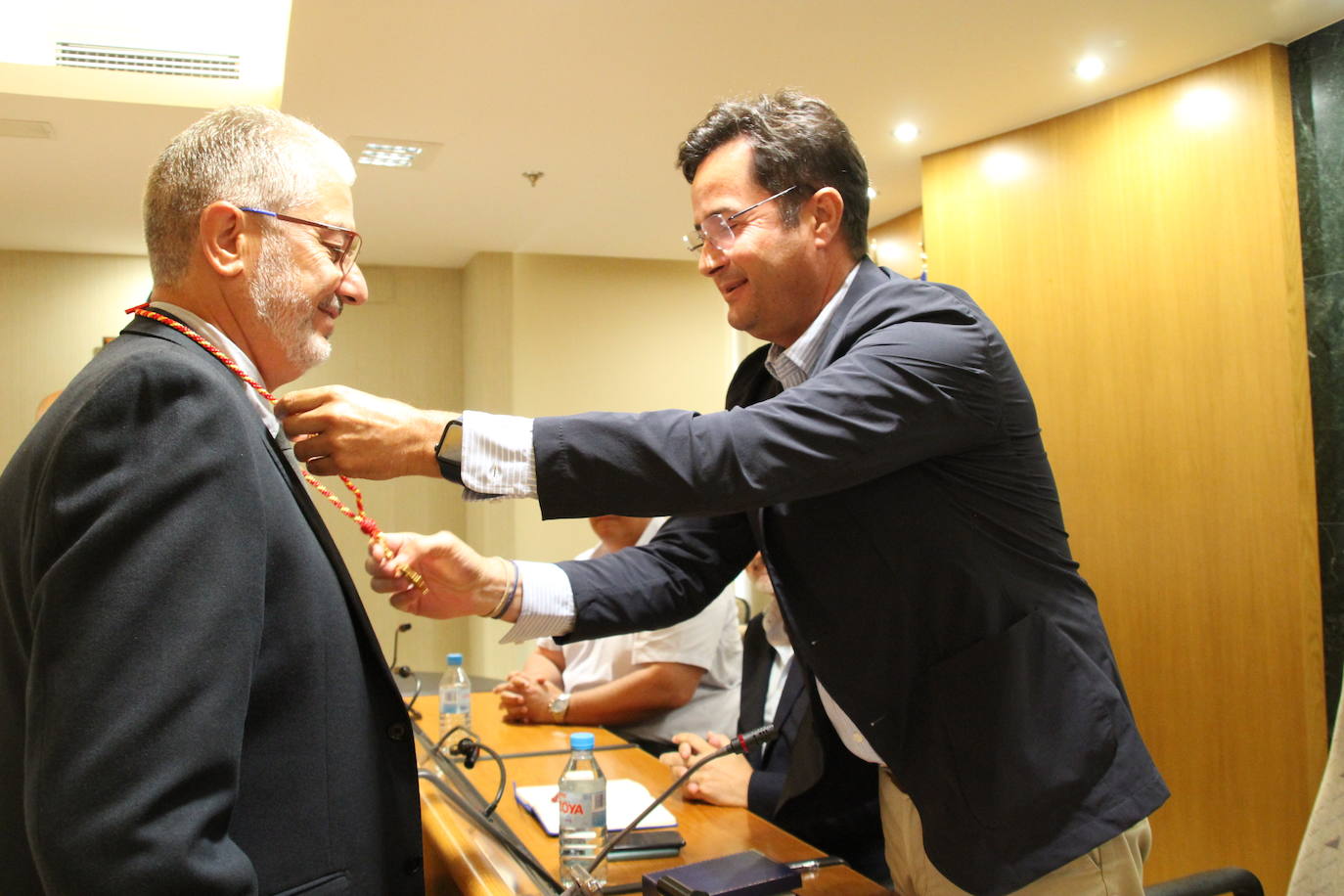 Ángel Mateo recibiendo del alcalde, Francisco Góngora, la medalla de la corporación. 