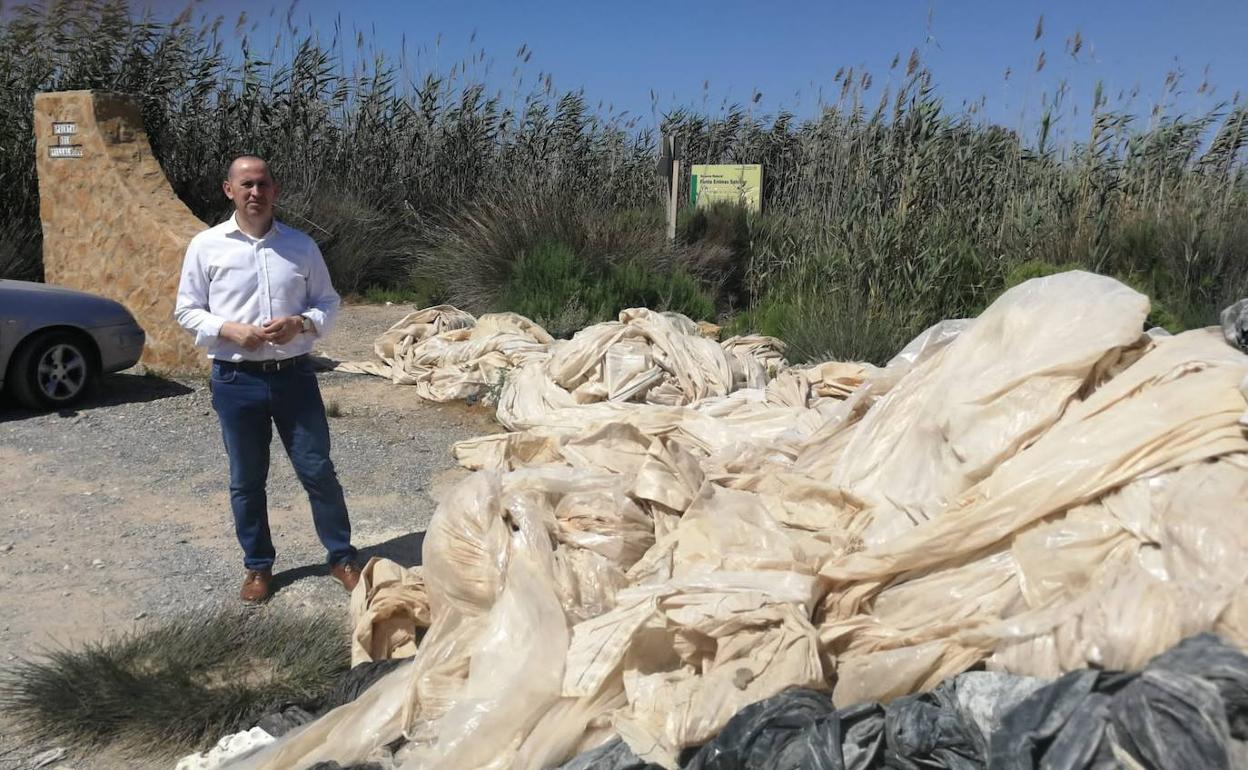 Cs denuncia que la entrada a Punta Entinas Sabinar se ha convertido en un vertedero