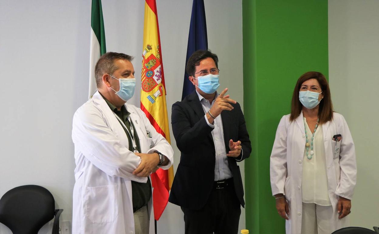 Pedro Acosta, Francisco Góngora y Chelo Artero, durante la visita. 