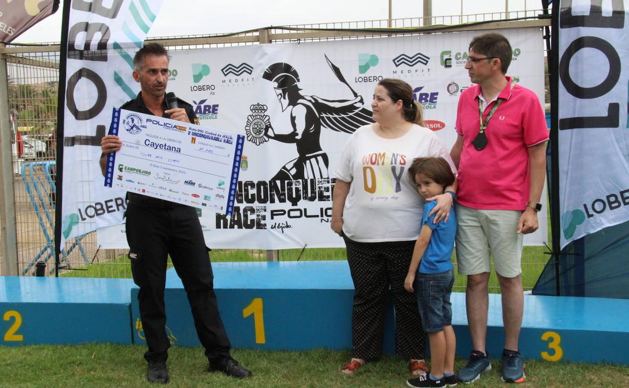 Rafael Rodríguez, Rosa Marinero y David López, con su hijo Ricardo, recogiendo el cheque. 