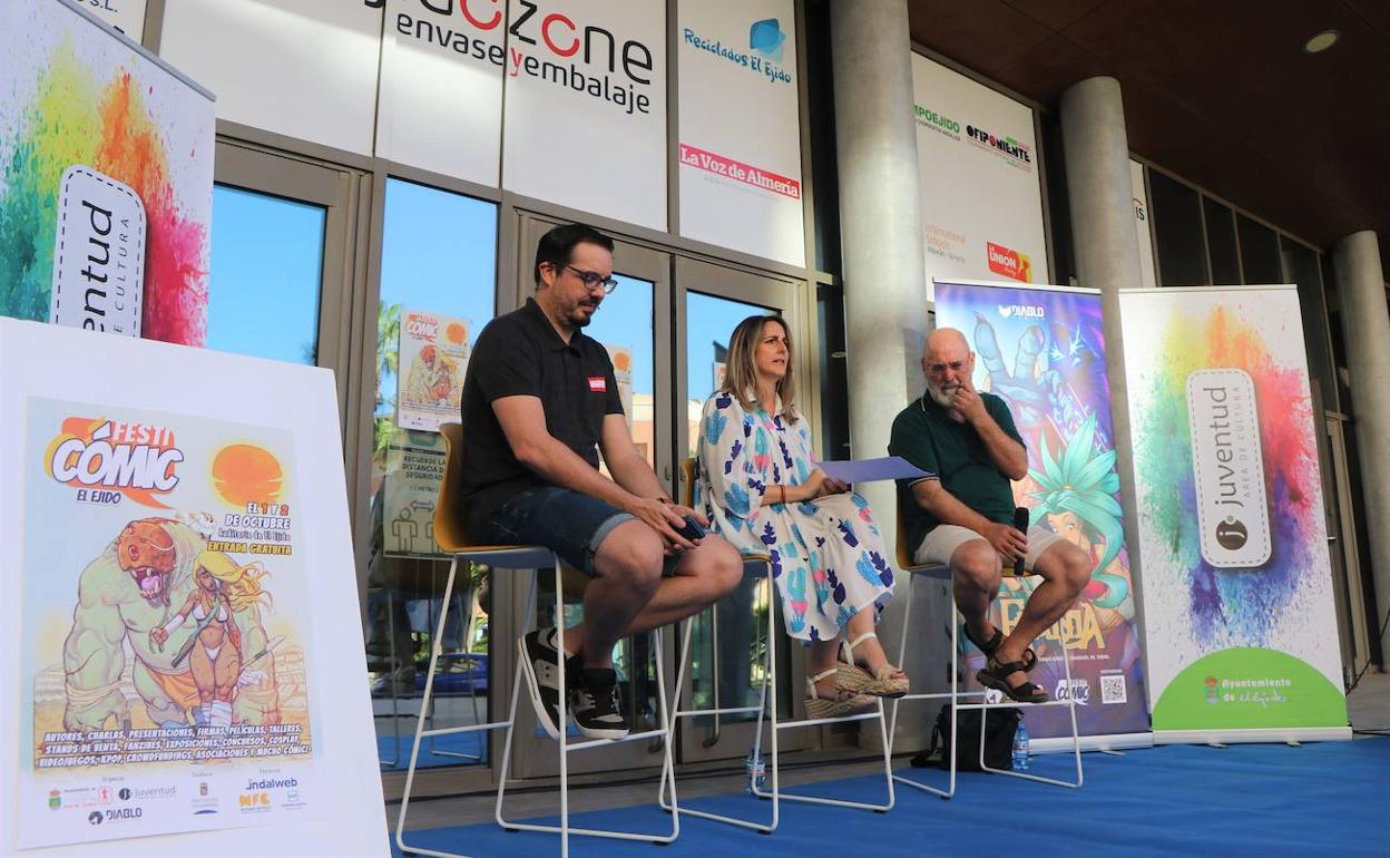 Víctor Cara, Elena Gómez y Santiago Girón durante la presentación de esta fiesta del libro ilustrado. 