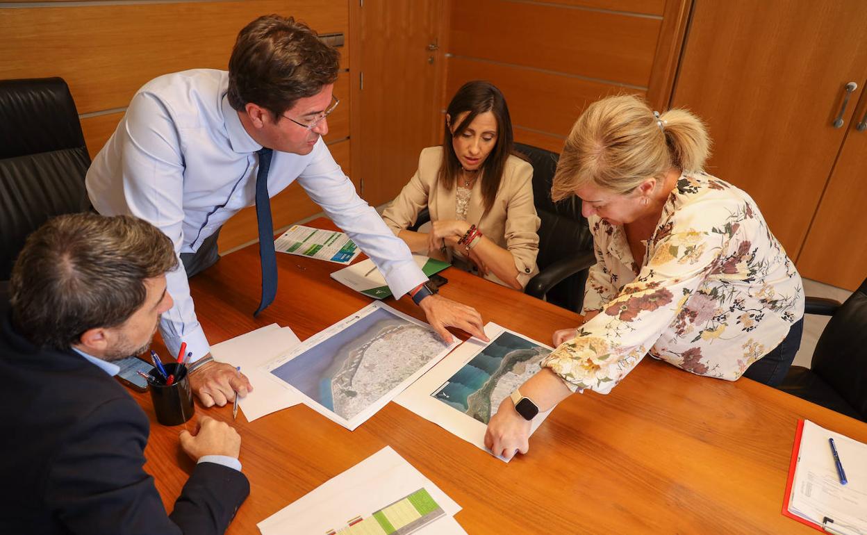 Alberto González, Francisco Góngora y Carmen Belén López, durante la reunión de trabajo. 