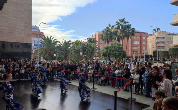 Plazas del centro de El Ejido se llenan del sonido de tacones al son del flamenco