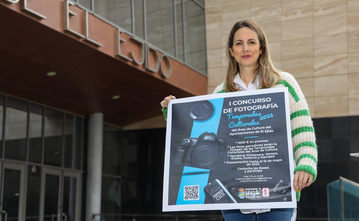 Elena Gómez, con el cartel anunciador. 