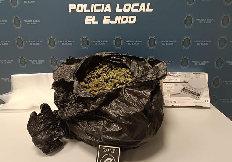 Cuatro detenidos con 2,5 kilos de marihuana en El Ejido tras una persecución