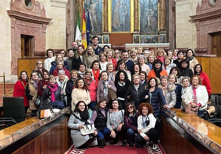 Las asociaciones de mujeres de Almerimar y Rosa Chacel visitan el Parlamento