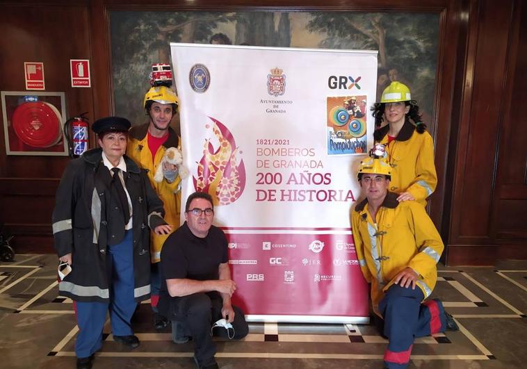 El grupo ejidense Botavara Teatro recibe un reconocimiento de Bomberos de Granada