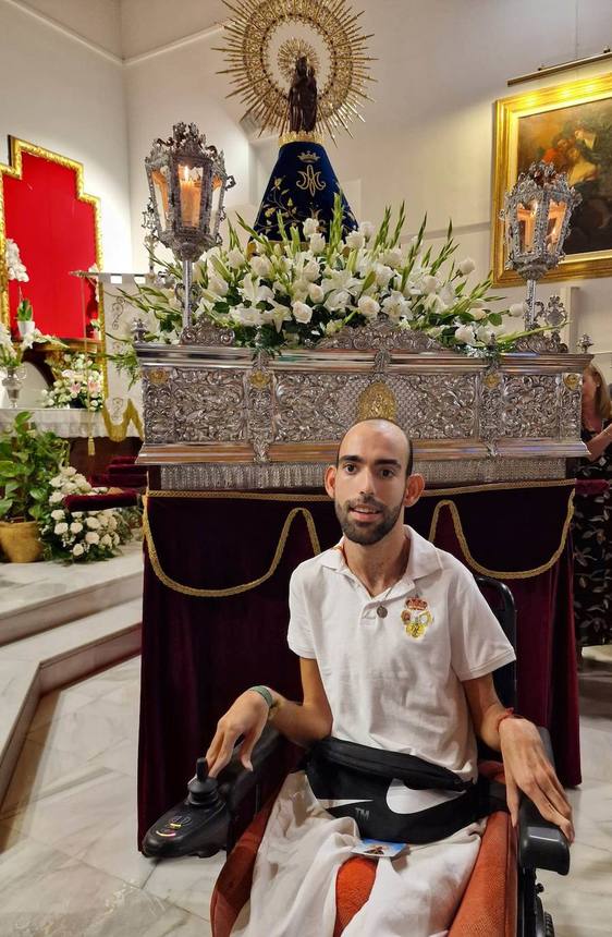 Un vecino en silla de ruedas pide una rampa para acceder a una iglesia de El Ejido