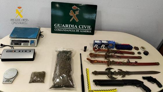 Dispara contra la Guardia Civil cuando los agentes entran a un registro por tráfico de drogas