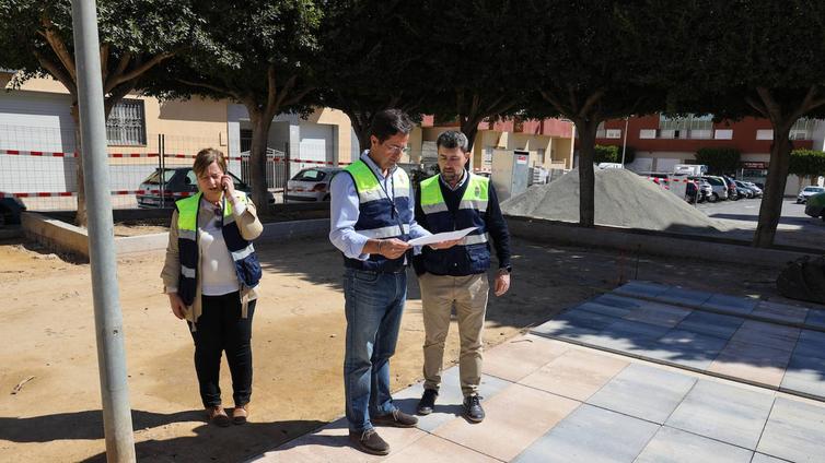 El Ayuntamiento invierte más de 75.000 euros en la renovación de la plaza Rosario