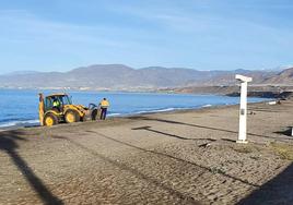 El Ayuntamiento actúa en la playa de Balerma para preparar la Semana Santa