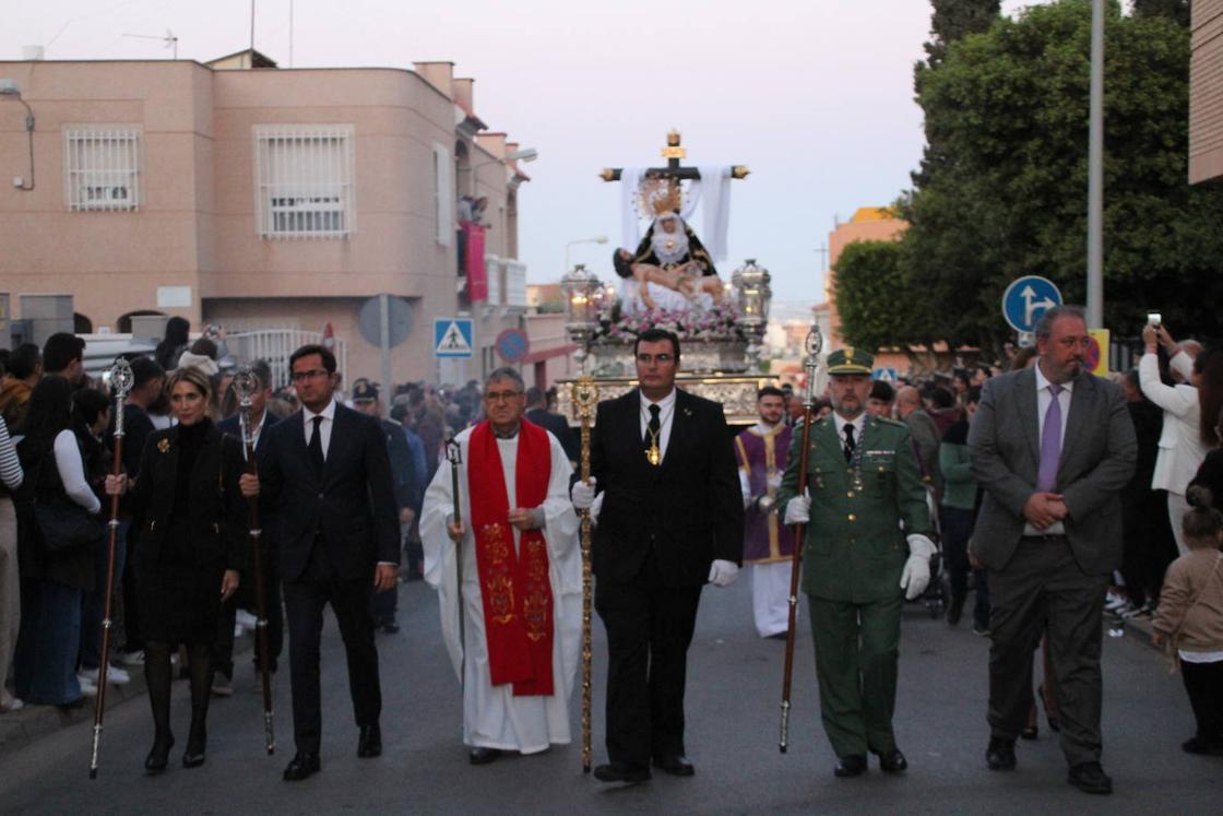 Miles de devotos acompañan al Cristo de la Buena Muerte y la Virgen de las Angustias