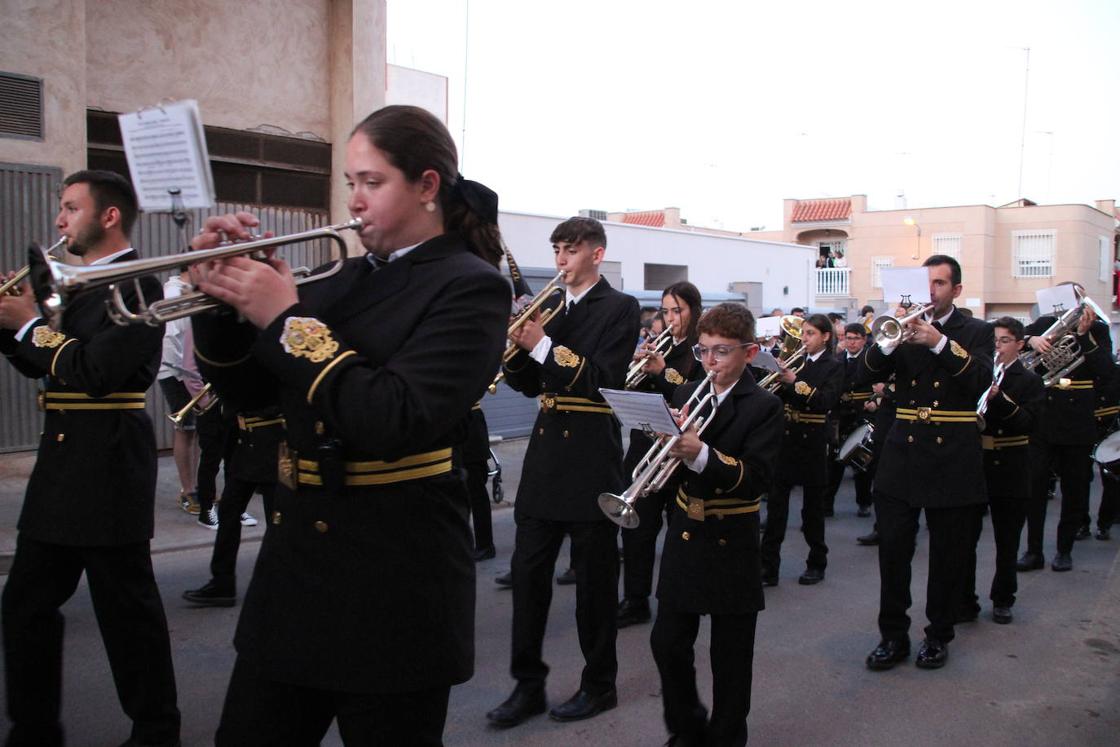 Miles de devotos acompañan al Cristo de la Buena Muerte y la Virgen de las Angustias