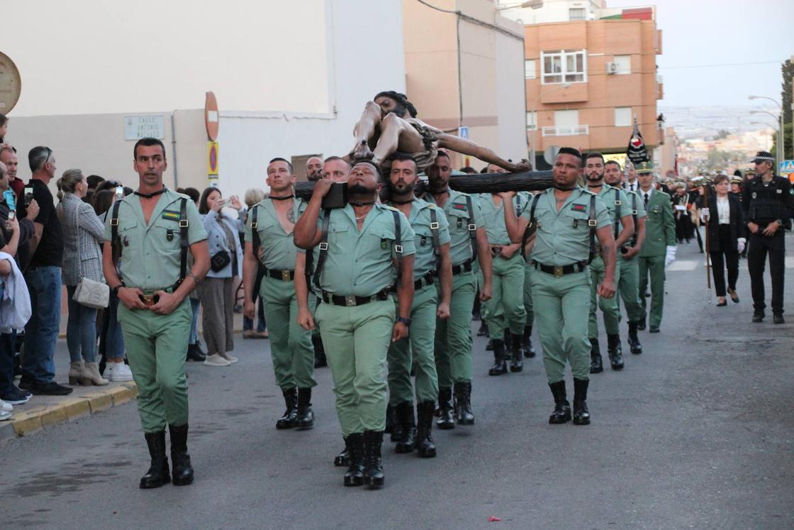 Miles de devotos acompañan al Cristo de la Buena Muerte y la Virgen de las Angustias