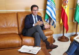 Francisco Góngora en su despacho de Alcaldía, durante la entrevista.