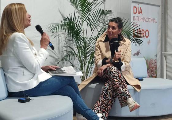 Elvira Mínguez durante la Feria del Libro.