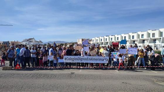 Los padres de los colegios de Almerimar exigen en la calle saber la fecha de reinicio de las obras