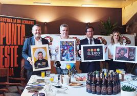 Jesús Nieto, José Álvarez, Francisco Góngora y Elena Gómez, con los carteles de los espectáculos y la marca El Ejido Gourmet Quality.
