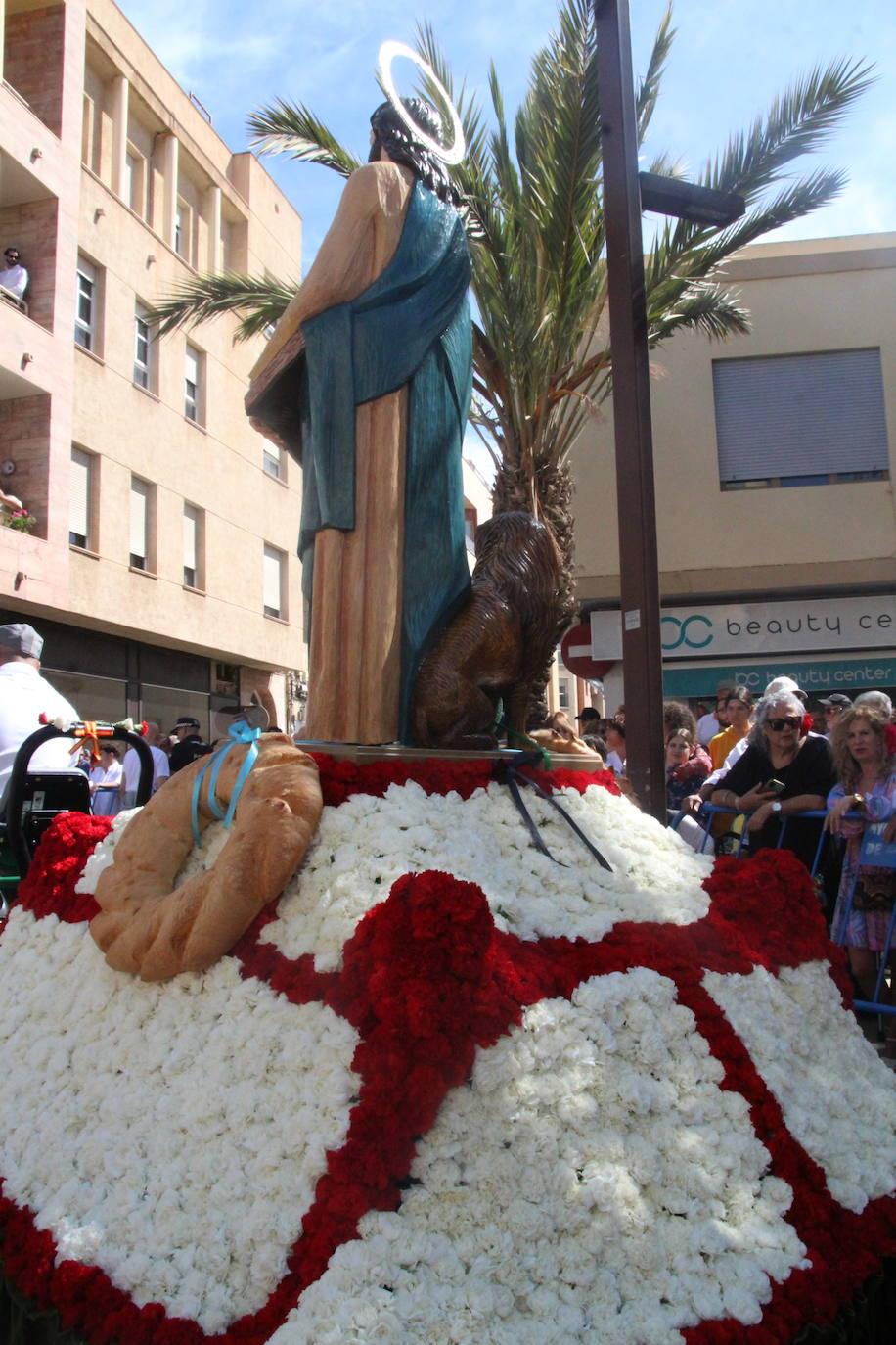 Miles de personas acompañan a San Marcos en su día grande