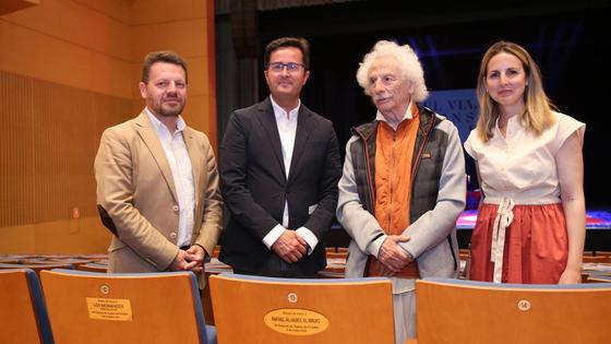 Rafael Álvarez 'El Brujo' descubre su Butaca de Honor en el Auditorio de El Ejido