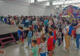 Cientos de familias disfrutan unidas de un día de diversión