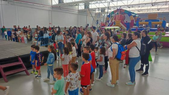 Cientos de familias disfrutan unidas de un día de diversión