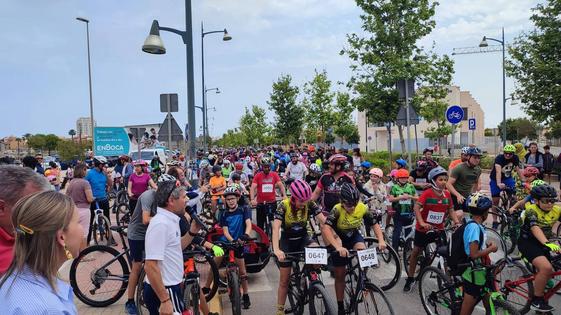 Cientos de familias se lanzan a la calle para disfrutar del Día de la Bicicleta de El Ejido