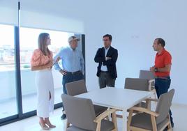 Delia Mira y Francisco Góngora, durante la visita a las instalaciones.