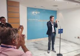 Francisco Góngora, celebrando la victoria en la sede del PP en El Ejido.