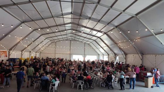 Más de 3.500 personas arrancan las fiestas de La Aldeílla comiendo huevos con chorizo