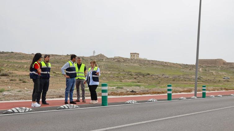 El carril bici entre Balerma y Guardias Viejas, a falta de iluminación y señalización