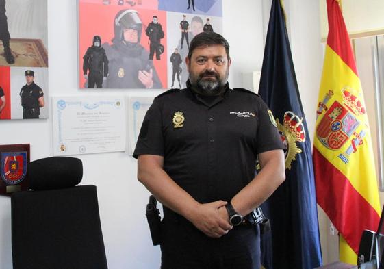 José Antonio Roca Lezama, en su despacho de la Comisaríá de Policía Nacional de El Ejido.