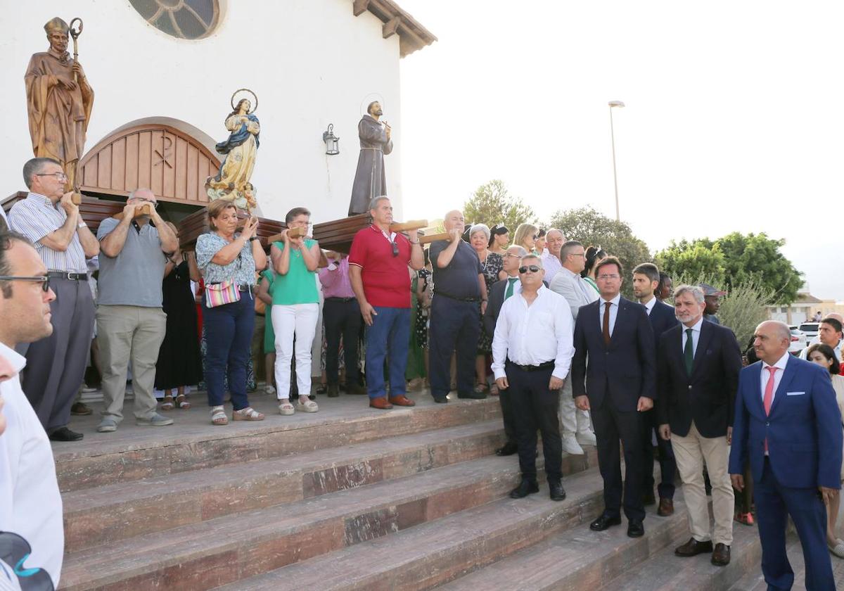 Salida en procesión de los patrones de Las Norias de Daza.