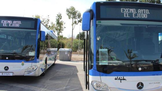 Un servicio especial de autobuses permite disfrutar de playa y ocio nocturno