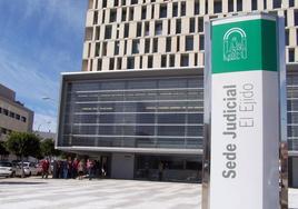 La Policía Nacional auxilia a un bebé atrapado en un coche