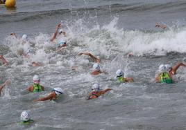 Más de 250 participantes toman la salida en el II Acuatlón y la Travesía a Nado de Almerimar