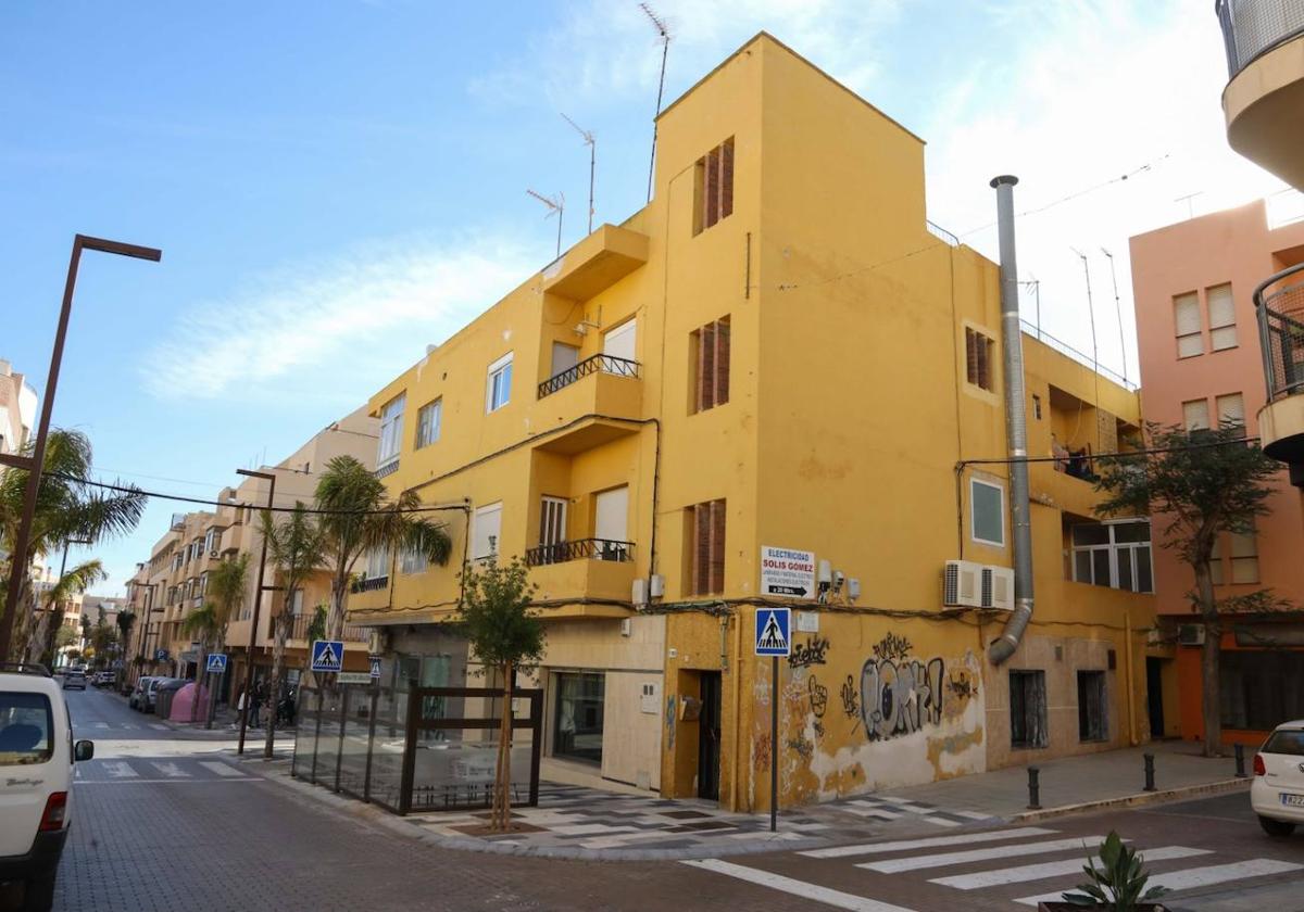 El edificio situado en la confluencia de las calles Cervantes con Lobero es uno de los que reciben al subvención.