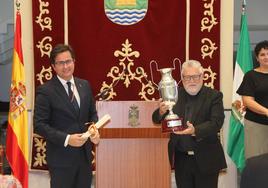 Francisco Góngora entregando la copa Alcalde al Padre Ángel en 2022.