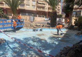 Los operarios municipales trabajan desde hace un par de semanas en la recuperación del Jardín Japonés.