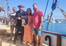 Juanjo Lozano, Elena Gómez, Inogabi Manzano y Alejandro Sánchez, durante la presentación ayer del 'Desembarco Pirata'.