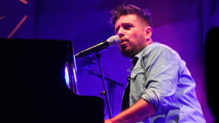 Más de 3.000 personas cantan al unísono los temas de Pablo López en Almerimar