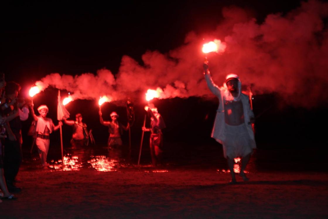 Los piratas toman la playa de Almerimar entre fuego y tambores