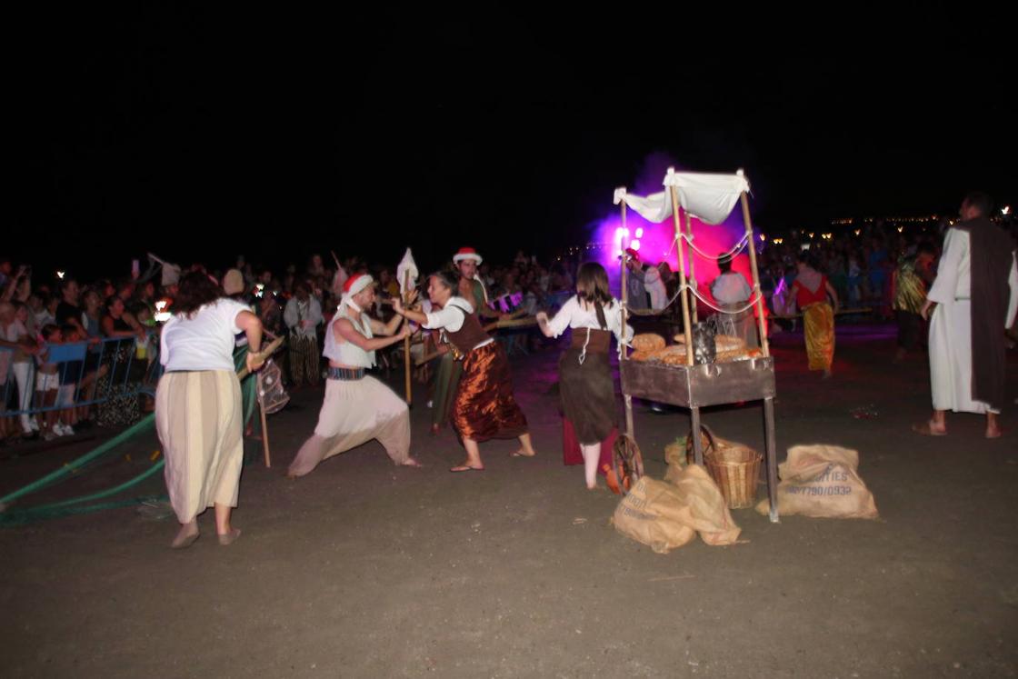 Los piratas toman la playa de Almerimar entre fuego y tambores