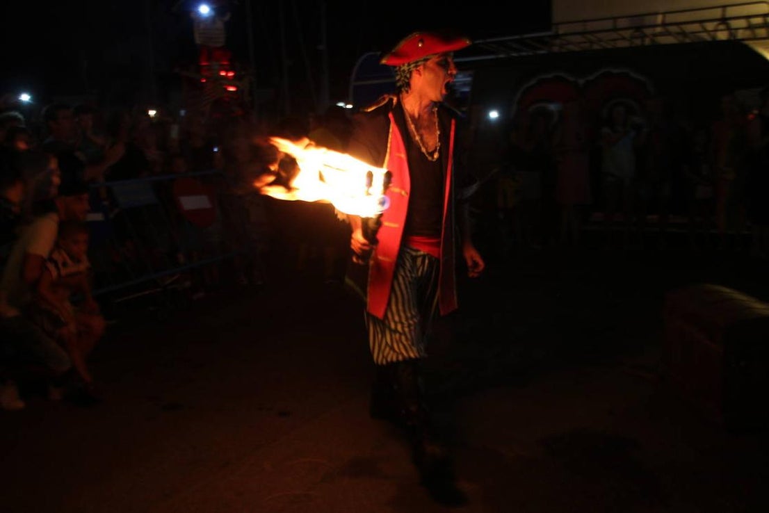 Los piratas toman la playa de Almerimar entre fuego y tambores