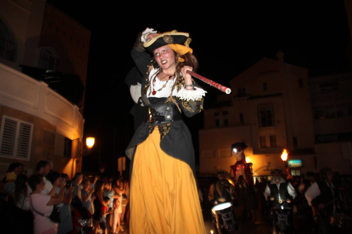 Los piratas toman la playa de Almerimar entre fuego y tambores