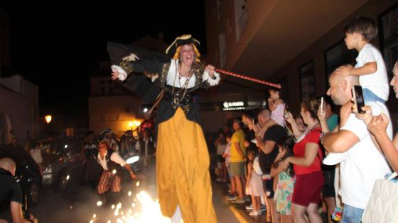 Los piratas toman la playa de Almerimar entre fuego y tambores