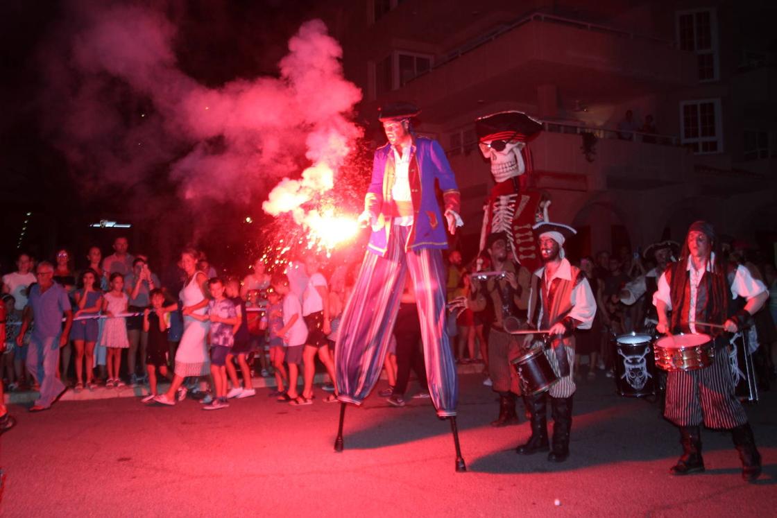 Los piratas toman la playa de Almerimar entre fuego y tambores