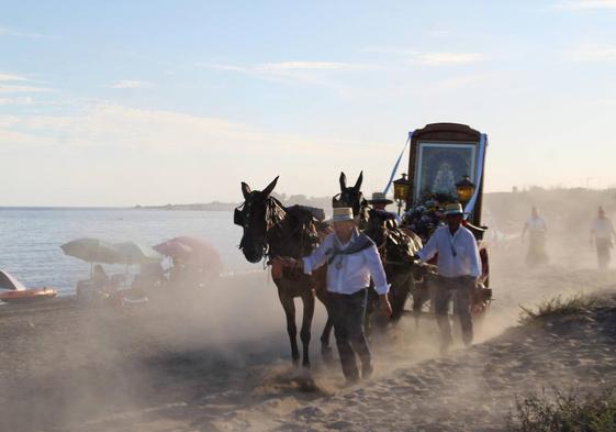 La Virgen del Rocío pisa la arena de la playa ejidense