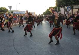 Pasacalles dentro del Encuentro Comarcal de Bandas de Cornetas, Tambores y Majorettes del Poniente.